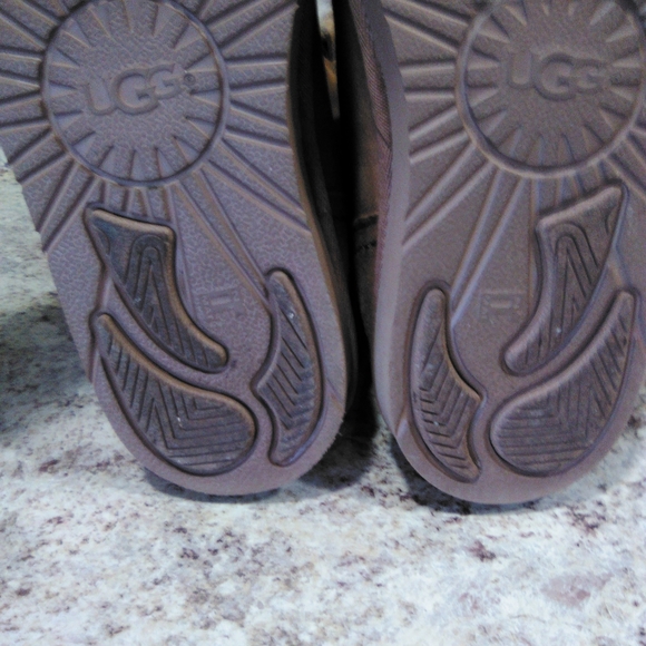 Woman's UGGs 7 - Picture 6 of 7